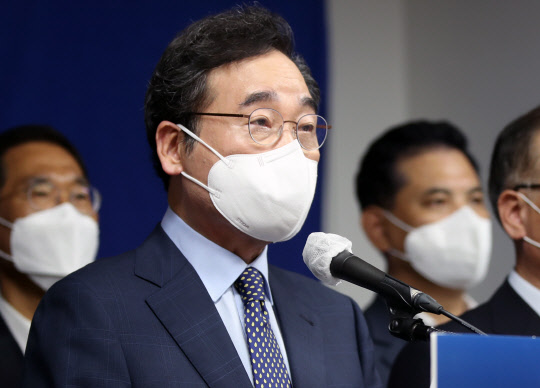 더불어민주당 대선 주자인 이낙연 전 대표가 지난 8일 광주·전남 발전전략을 발표하기 위해 찾은 광주시의회 시민소통실에서 의원직 사퇴를 선언하고 있다. 연합뉴스